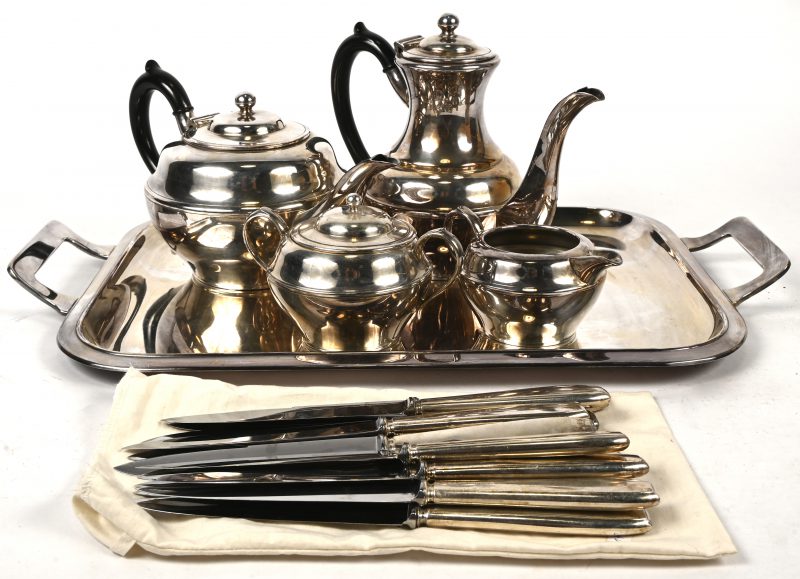 Een koffie-en theeservies van Sheffield plate. Koffie-en theepot, suiker-en melkpot en dienblad (onderaan gemerkt. We voegen er twaalf art deco ontbijtmessen aan toe met zilveren heften.