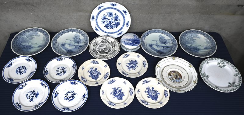 Een lot porselein en zachte pasta met diverse blauw en witte decors. Baudour, Boch enz. Met koppen en schoteltjes, doosje borden en schotels.