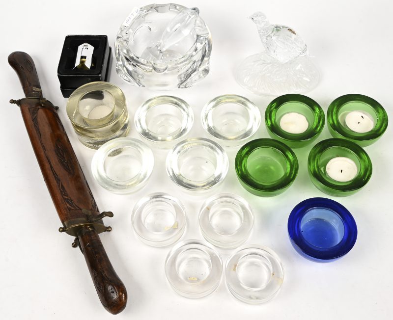 Een lot varia, kristal, champagnefluiten, kaarsenhoudertjes enz. Waaronder één Limoges asbak (met schilfers).