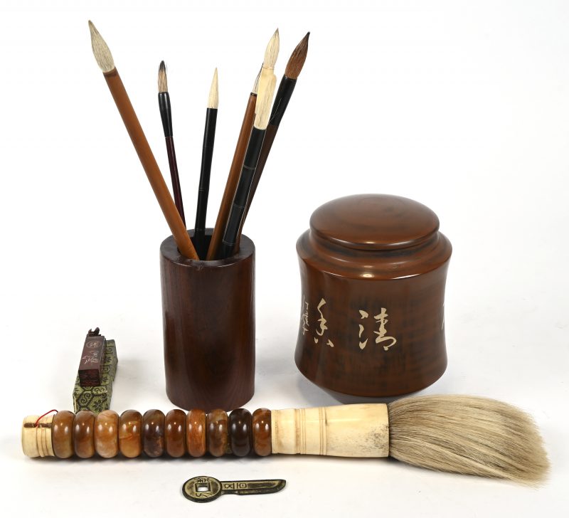 Een lot voor Shodo, Japanse kalligrafie, bestaande uit 8 penselen, een lakstempel, een penselenbakje in hout. Toegevoegd een dekselpotje in steengoed en een sleutel.