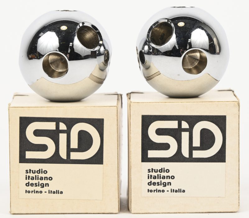 Een set van 2 verchroomd metalen kandelaars, jaren 60 van de vorige eeuw, in hun originele verpakking. Gemerkt op de verpakking SID, studio italiano design torino - Italia.
