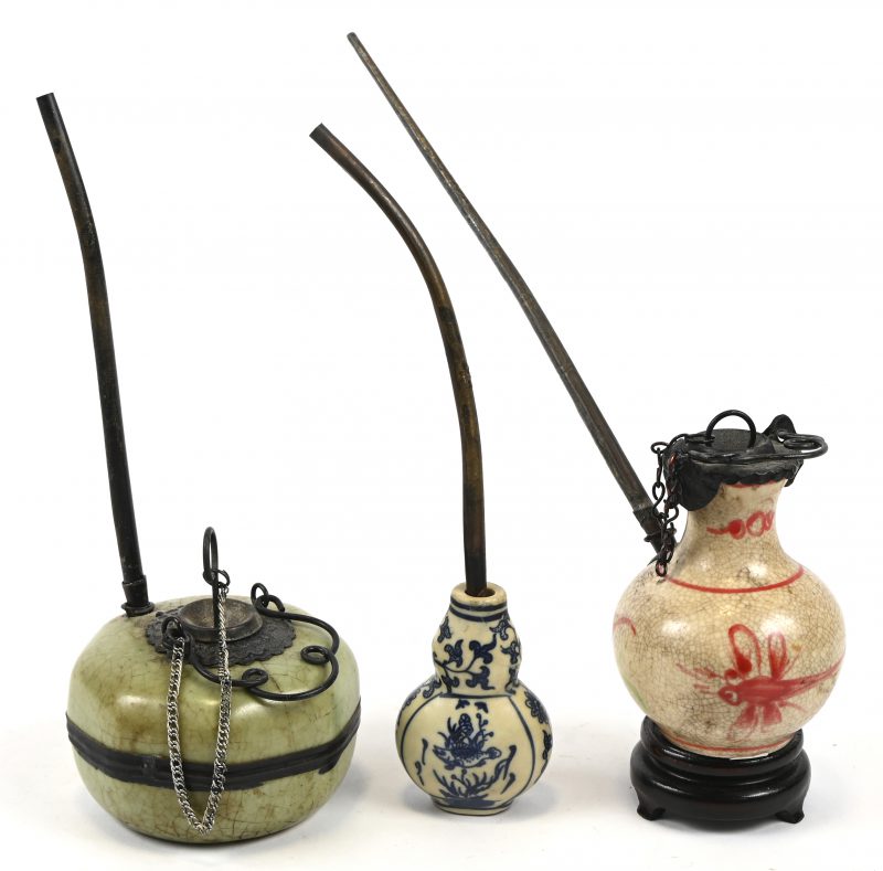 Een lot van 2 oude opiumpijpen, één celadonkleurige en één gedecoreerd met een libelle en florale motieven. Toegevoegd een miniatuur vaasje.