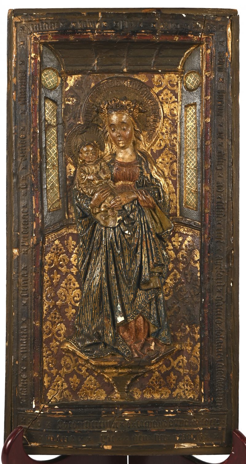 Een antiek polychroom religieus hoogreliëf, plaaster in een houten kader. 19e eeuws.
