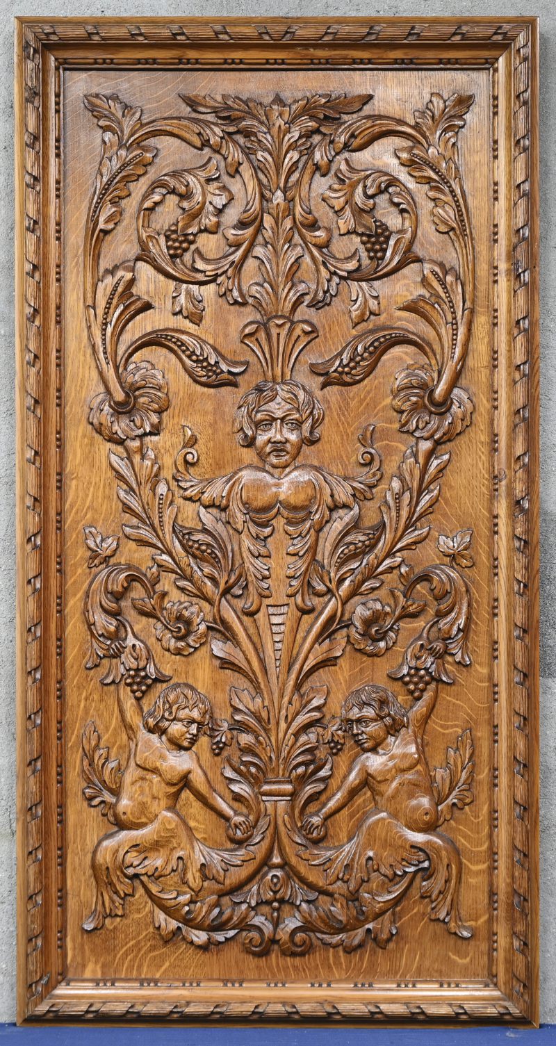 Decoratief paneel met puttis en bladmotieven, volledig gebeeldhouwd in barokke stijl. Medio XXste eeuw.