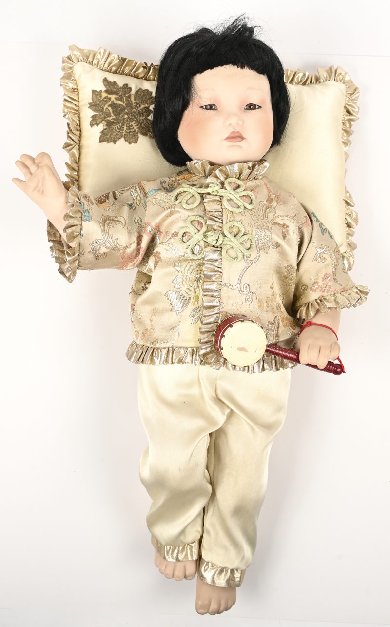 Porceleinen meisjespop met aziatische trekken in Chinese outfit. Bijgevoegd een kussentje.