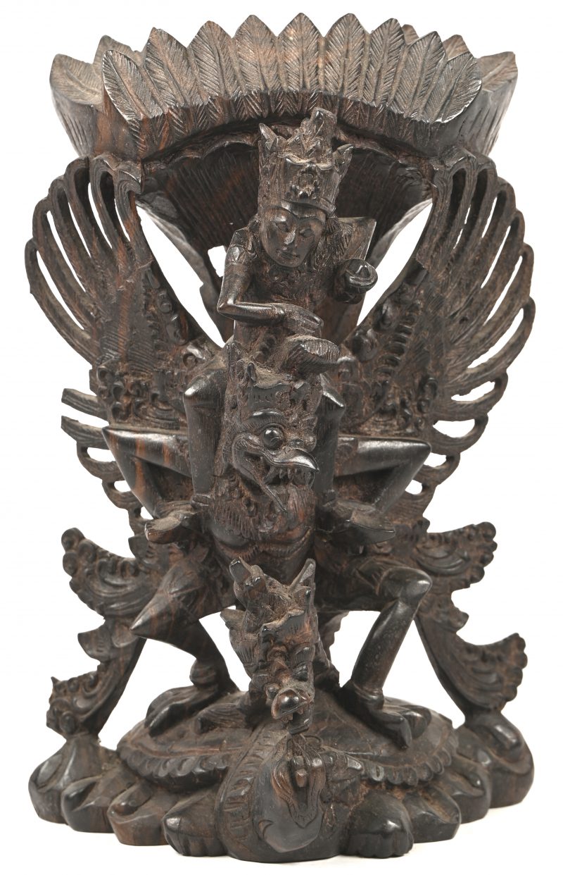 Balinees houten sculptuur met mythologische figuren.