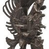 Balinees houten sculptuur met mythologische figuren.