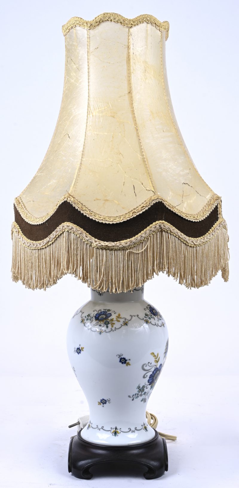 Limoges tafellamp met bloemendecor en klassieke kap.