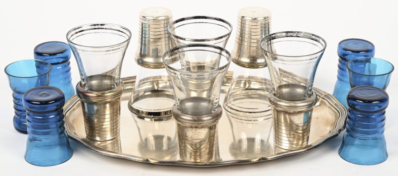 Een lot bestaande uit 2 sets borrelglaasjes waarvan één set in verzilverd metalen houder, de andere vroeg 20ste eeuws in blauw glas. Op verzilverd metalen schaaltje gemerkt WMF.