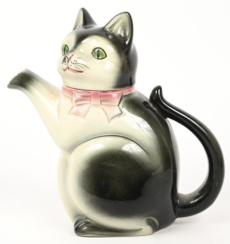 Een meerkleurig keramische theepot in de vorm van een kat, gemerkt Germany. Midden van de vorige eeuw.