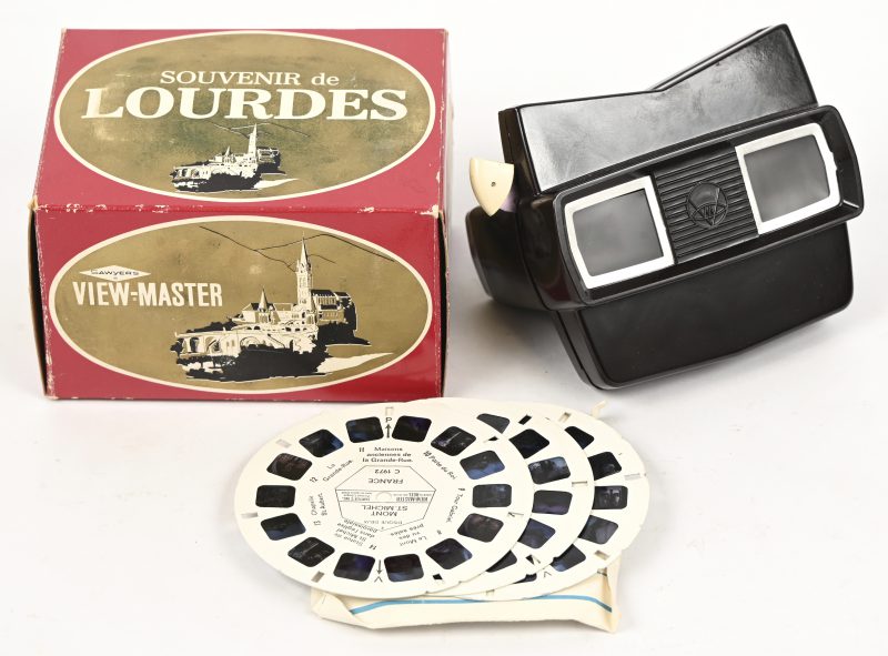 “Souvenir de Lourdes”, een vintage bakelieten Sawyers Viewmaster in originele verpakking met reels van de Mont Saint Michel.