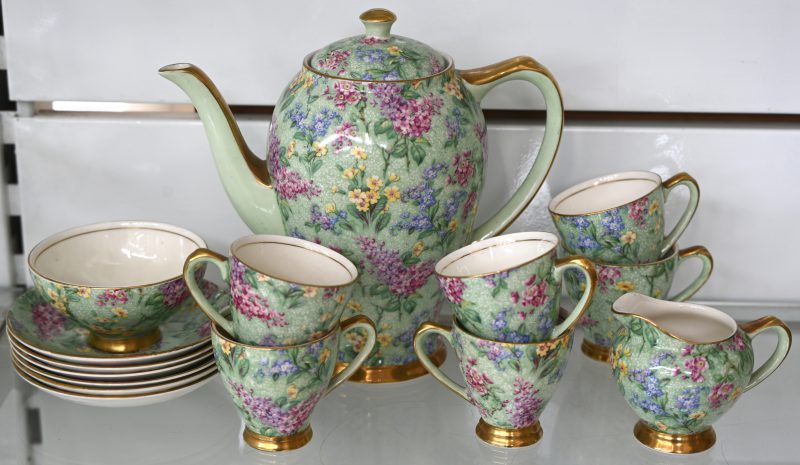 Een porseleinen theeserviesje, Empire England ‘Lilac Time’. Bestaande uit een theepot, een melkkannetje, een kommetje, 6 koppen en 6 schoteltjes.