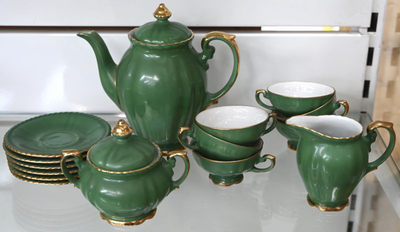 Een porseleinen theeserviesje, RW made in Germany US zone. Bestaande uit een theepot, een melkkannetje, een suikerpotje, 6 koppen en 6 schoteltjes.