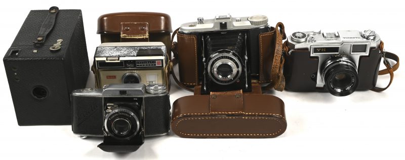 Een lot van 5 vintafe fototoestellen, bestaande uit een Agfa Isolette, een Yashica YK, een Beier Beirette, een Kodak no 120 boxcamera en een kodak Instamatic 100.