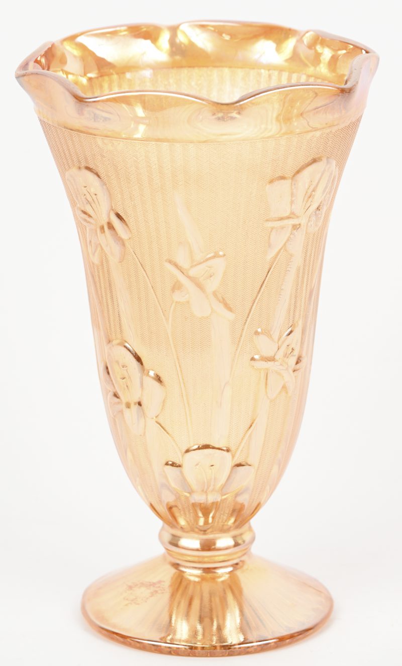 Een vaas van oud roze glas met een decor van bloemen.