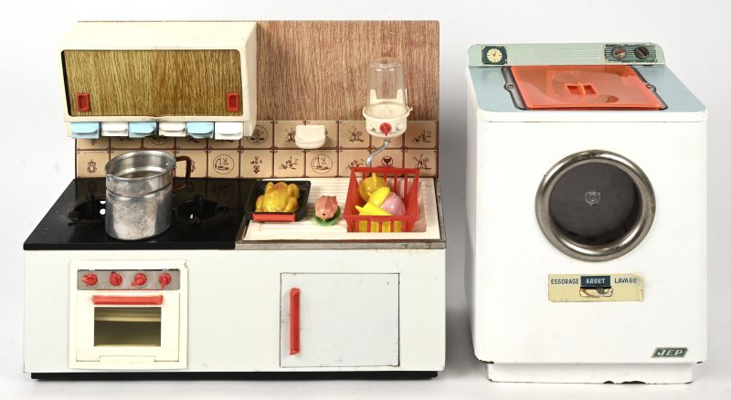 Een lot vintage speelgoed bestaande uit een metalen keukentje met toebehoren en een wasmachine van het merk JEP. Beide in hun originele verpakking.