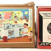 Een lot vintage speelgoed bestaande uit een metalen keukentje met toebehoren en een wasmachine van het merk JEP. Beide in hun originele verpakking.