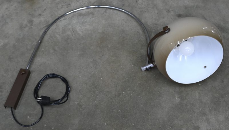 Een vintage design wand/booglamp, bruine plastic kap en verchroomd metalen boog.