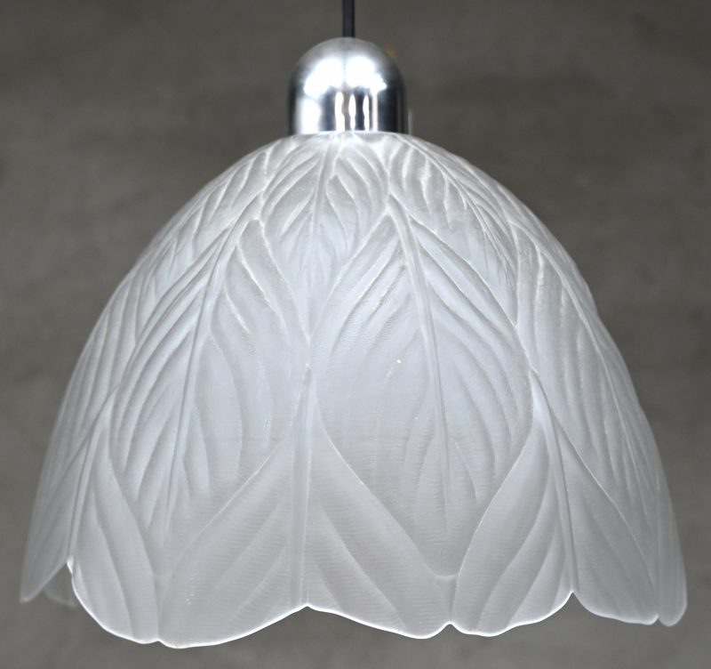 Een vintage hanglamp, geslepen glas met florale motieven, Peill & Putzler. Gemerkt.