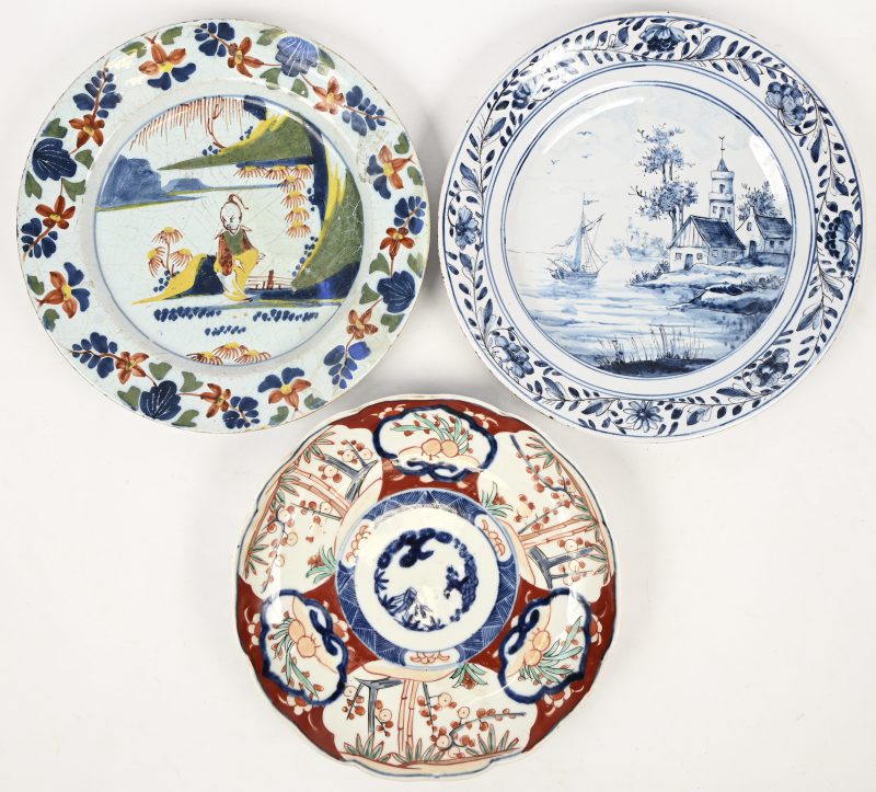 Lot van 3 antieke bordjes. Imari, Lambeth English Delftware en blauw-witte Delfts.