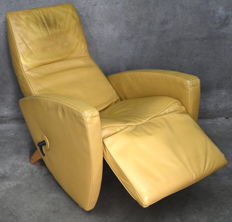 Een manuele relaxzetel, geel leder, van het design merk Jori.
