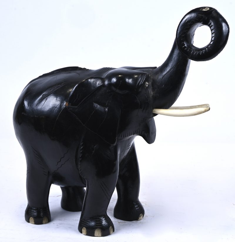 Houten beeldje van een olifant met tanden en nagels uit been.