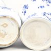 Drie delige schouwgarnituur bestaande uit een een dekselvaas en twee kraagvazen in blauw-wit Delfts aardewerk.