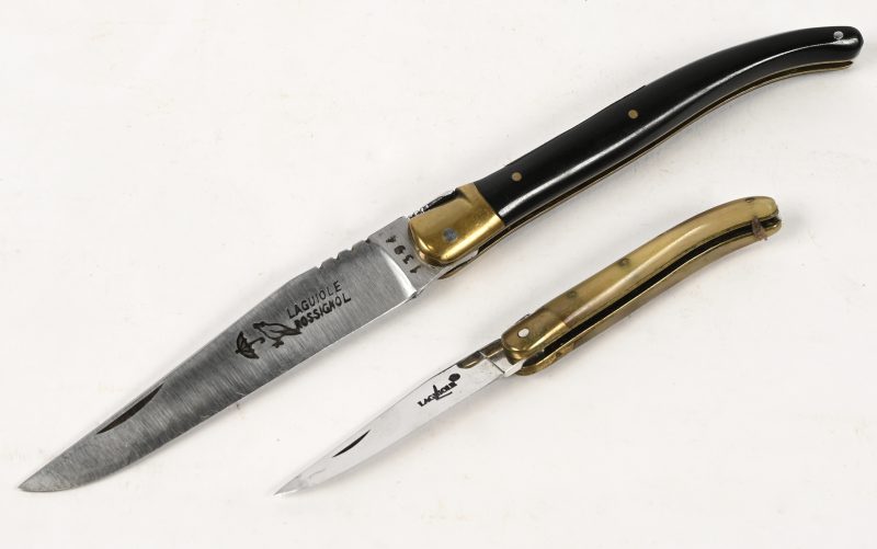 Een lot van 2 vintage vouwmessen, Laguiole Rossignol 1394 en een mini modelletje.