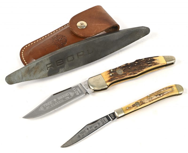 Een lot van 2 vintage vouwmessen, Tree Brand classic No. 4011 in lederen tasje en No. 4093, toegevoegd een wetsteen.