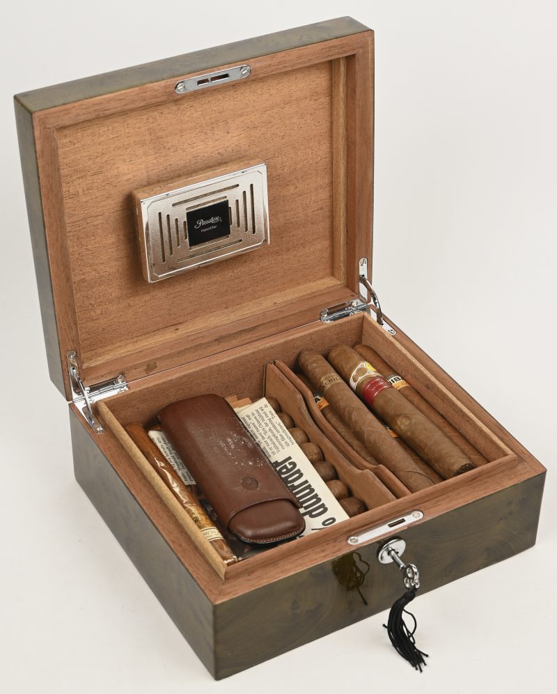 Een houten humidor met sigaren, Cohiba’s, Habanos, Mouton Cadet, Bolivar, Romeo y Julieta ea.