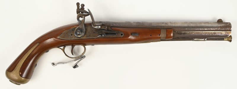 Een replica vuursteenpistool, Pedersoli, made in Italy, naar een Harpers Ferry Amerikaans marinepistool uit 1807. Een losse veer en enkele ontbrekende schroeven.