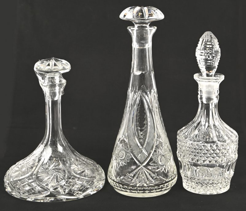 Lot van drie kristallen karaffen. Twee in Boheems kristal, waarvan 1 decanteerkaraf.