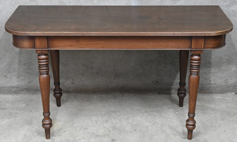Wandtafel in landelijke stijl, met gedraaide poten.