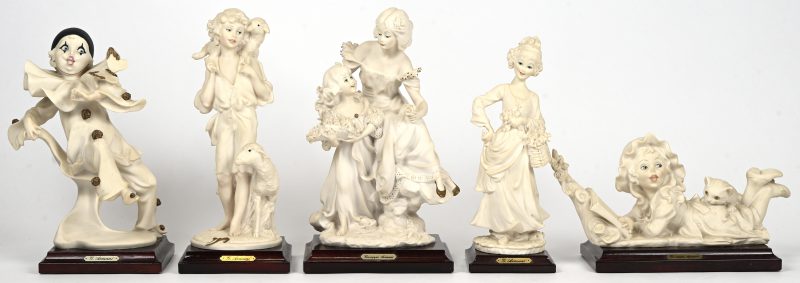Lot van vijf kunststoffen Capodimonte beeldjes. Gemerkt G. Armani.