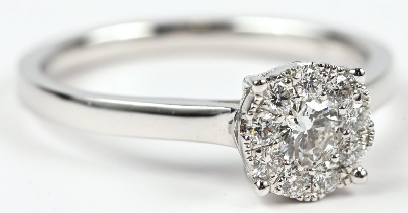 Een 18 kt witgouden ring bezet met briljanten met een gezamenlijk gewicht van +- 0,38 ct.