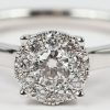 Een 18 kt witgouden ring bezet met briljanten met een gezamenlijk gewicht van +- 0,38 ct.
