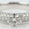 Een 18 kt witgouden ring bezet met een centrale briljant van +- 0,41 ct. en met briljanten met een gezamenlijk gewicht van +- 0,54 ct.