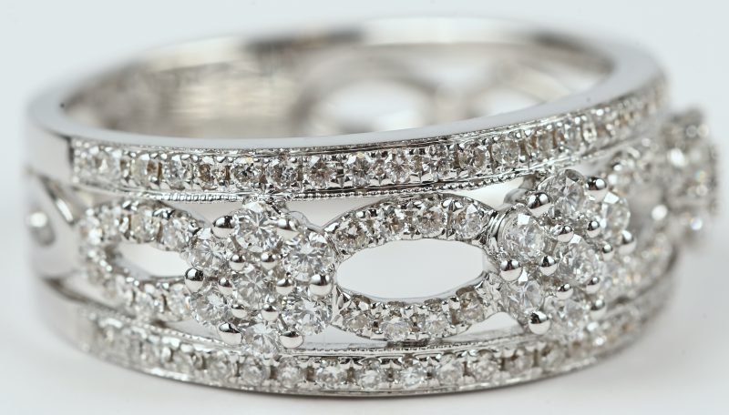 Een 18 kt witgouden ring bezet met briljanten met een gezamenlijk gewicht van +- 0,82 ct.