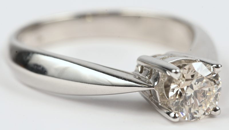 Een 18 kt witgouden ring bezet met een centrale briljant van +- 0,73 ct. G SI1 / VS2.