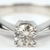 Een 18 kt witgouden ring bezet met een centrale briljant van +- 0,73 ct. G SI1 / VS2.