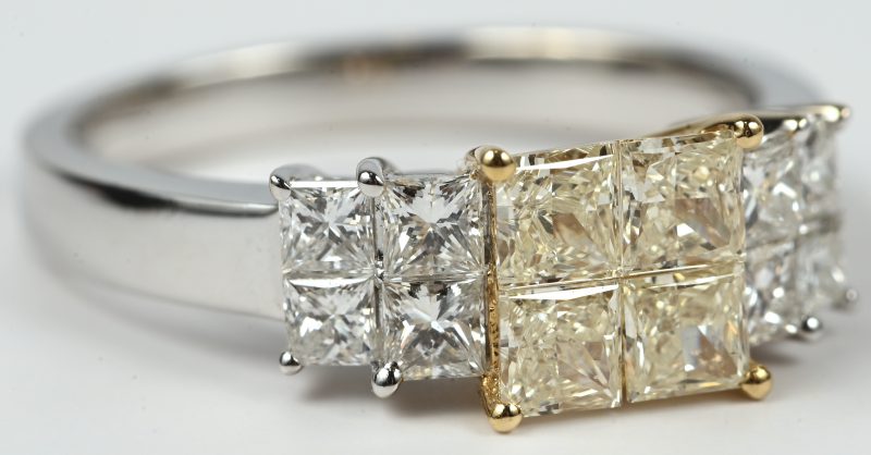 Een 18 kt wit en geelgouden ring bezet met witte en fancy yellow diamanten in markies geslepen met een gezamenlijk gewicht van +- 1,42 ct.