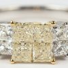 Een 18 kt wit en geelgouden ring bezet met witte en fancy yellow diamanten in markies geslepen met een gezamenlijk gewicht van +- 1,42 ct.