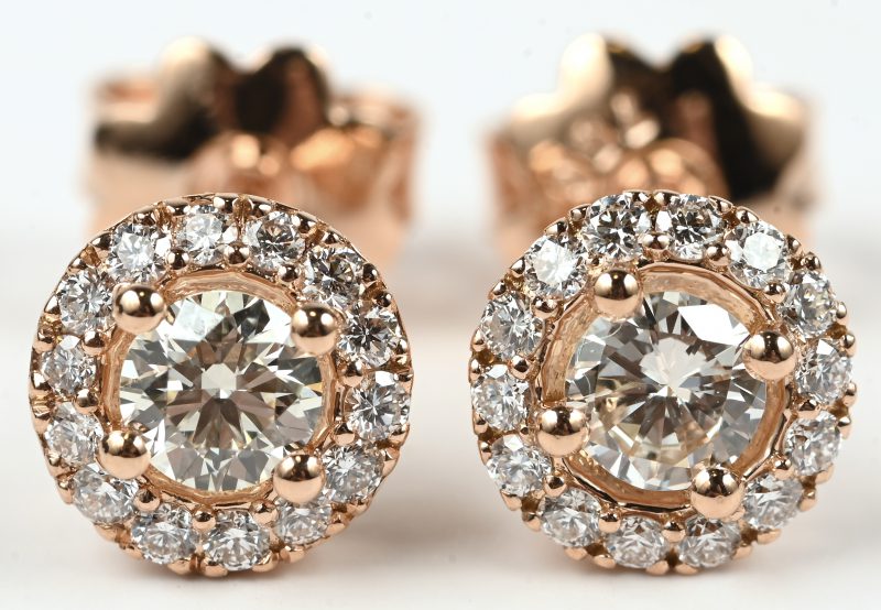 Een paar 18 kt roze gouden oorbellen bezet met beide een centrale briljant van totaal +- 0,42 ct. briljanten met een gezamenlijk gewicht van +- 0,24 ct. GVS.