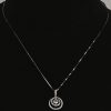 Een 18 kt witgouden ketting met hanger bezet met een centrale briljant van +- 0,56 ct. HVS2. en briljanten met een gezamenlijk gewicht van +-0,64 ct. FVVS.