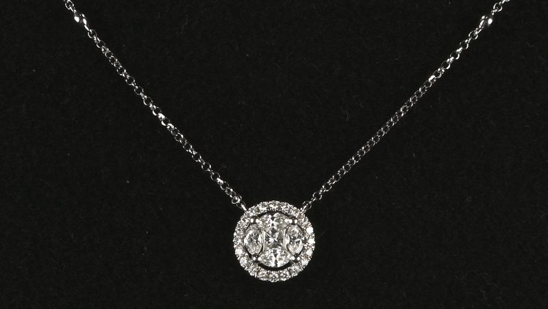 Een 18 kt witgouden ketting met hanger bezet met briljanten met een gezamenlijk gewicht van +-0,42 ct.