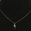 Een 18 kt wit en-geelgouden ketting met hanger bezet met briljanten met een gezamenlijk gewicht van +- 0,17 ct.