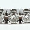 Een 18 kt witgouden tennisarmband  bezet met briljanten met een gezamenlijk gewicht van +- 2,44 ct. FVS-VVS.