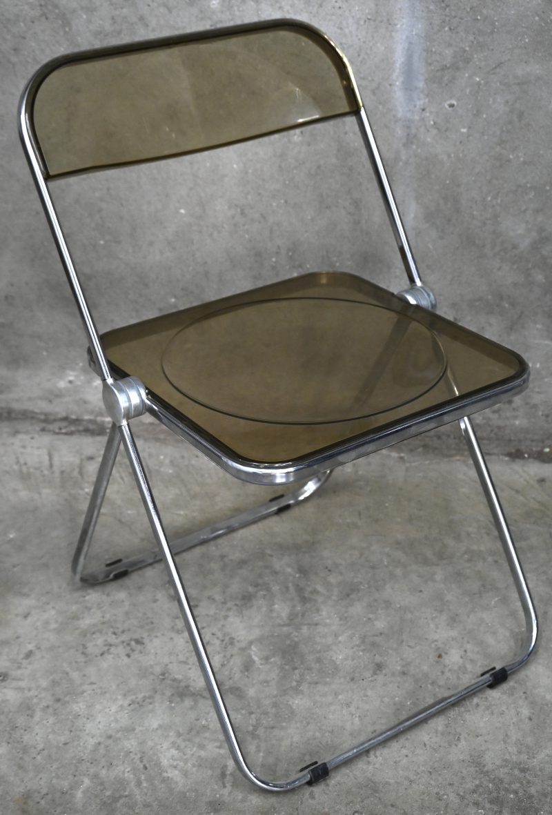 Een vintage Anomina Castelli Plia vouwstoel in chroom en plexiglas.