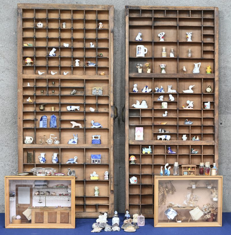 Een lot van 2 letterkasten met allerlei decoratie, van gesteenten en schelpen tot poppenkastaccessoires. Toegevoegd 2 miniatuurtaferelen in vitrinekastjes.