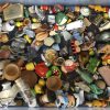 Een lot van 2 letterkasten met allerlei decoratie, van gesteenten en schelpen tot poppenkastaccessoires. Toegevoegd 2 miniatuurtaferelen in vitrinekastjes.